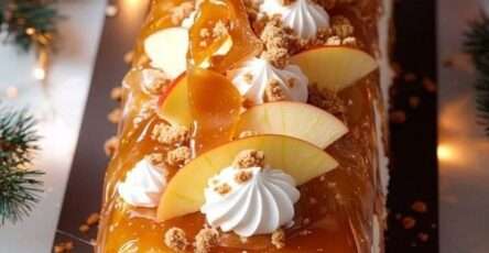 Bûche roulée garnie de caramel beurre salé, pommes caramélisées et crumble de spéculoos.