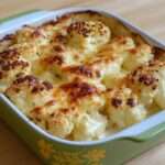 Gratin de chou-fleur crémeux au fromage, doré au four dans un plat familial.