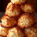 Macarons de Noël dorés à la noix de coco, légèrement croustillants et décorés de chocolat.