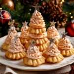 Sapins individuels montés en étages avec chantilly vanillée et étoile de sucre.