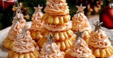 Sapins individuels montés en étages avec chantilly vanillée et étoile de sucre.