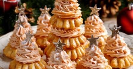 Sapins individuels montés en étages avec chantilly vanillée et étoile de sucre.