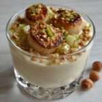 Verrines raffinées avec crème de panais, Saint-Jacques poêlées, noisettes concassées et oignon nouveau.