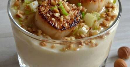 Verrines raffinées avec crème de panais, Saint-Jacques poêlées, noisettes concassées et oignon nouveau.