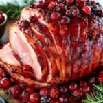 Jambon rôti glacé aux cranberries et miel pour Noël.
