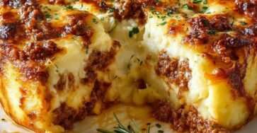 Gratin de pommes de terre à la viande hachée gratiné au four