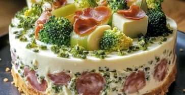 Cheesecake salé au brocoli, fromage et jambon cru présenté en parts.