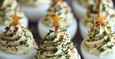 Œufs mimosa dressés en forme de sapin de Noël sur un plat festif.