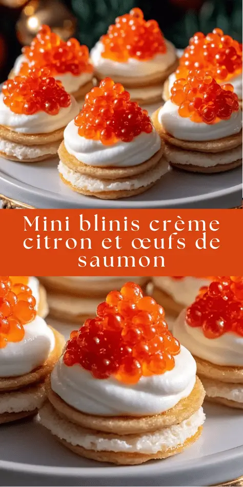 Mini blinis garnis de crème citronnée et œufs de saumon présentés sur un plateau.