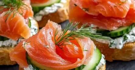 Crostinis au saumon croustillants garnis de fromage frais aux herbes, concombre finement tranché et saumon fumé, décorés d’aneth frais