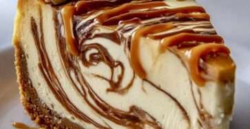 Cheesecake marbré caramel et vanille, texture crémeuse, base biscuitée croustillante et filet de caramel doré sur le dessus.