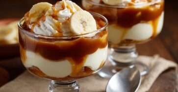 Verrine dessert avec crème mascarpone, rondelles de banane, caramel beurre salé et chantilly.
