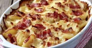 Gratin de pommes de terre aux lardons, crémeux et doré au four, servi dans un plat familial.
