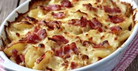 Gratin de pommes de terre aux lardons, crémeux et doré au four, servi dans un plat familial.