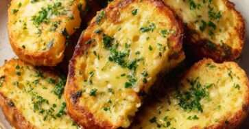 Pain perdu salé doré à la poêle avec fromage fondu, persil frais et herbes aromatiques servi chaud.