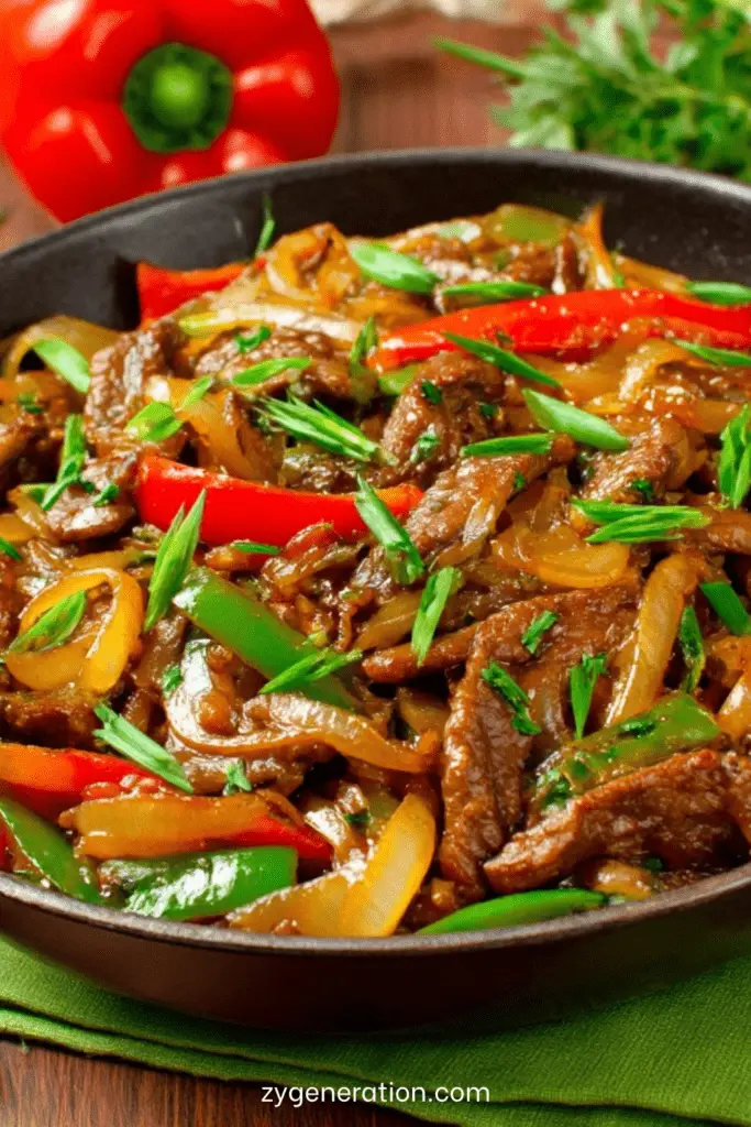 Wok de bœuf sauté aux poivrons rouges et verts et oignons fondants, nappé de sauce soja brillante et servi chaud dans un wok.