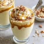 Verrines dessert à la mousse vanille mascarpone, caramel au beurre salé et noix de pécan concassées, finition brillante et gourmande.