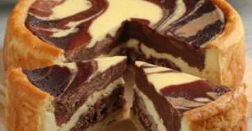 Flan marbré vanille chocolat avec motif spiralé visible, texture crémeuse et fondante, base de pâte dorée, servi en part sur assiette