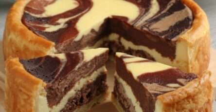 Flan marbré vanille chocolat avec motif spiralé visible, texture crémeuse et fondante, base de pâte dorée, servi en part sur assiette