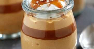 Crème dessert café et caramel en pot en verre, couche de crème café onctueuse, nappage caramel brillant, chantilly légère et éclats d’amandes croquantes