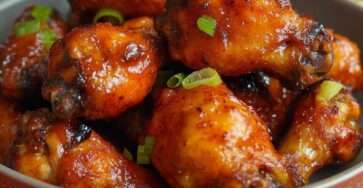 Ailes de poulet Buffalo croustillantes enrobées de sauce piquante au beurre, servies chaudes avec céleri, carottes et sauce au fromage