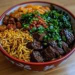 Grand bol de Ramen au bœuf maison avec nouilles au blé, bœuf sauté tendre, légumes verts et bouillon chaud parfumé, garni de ciboulette fraîche.