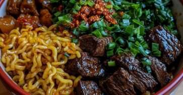 Grand bol de Ramen au bœuf maison avec nouilles au blé, bœuf sauté tendre, légumes verts et bouillon chaud parfumé, garni de ciboulette fraîche.