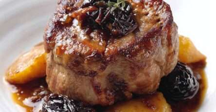 Paupiettes de veau farcies aux pruneaux nappées de sauce brune brillante, servies bien chaudes avec accompagnement rustique.