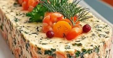 Terrine de saumon et crevettes tranchée, texture fondante rosée avec morceaux visibles de crevettes et herbes fraîches, servie sur un plat élégant