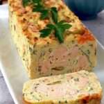 Tranches de terrine de poisson froide maison au saumon et poisson blanc, texture lisse et fondante, servies avec herbes fraîches et quartier de citron
