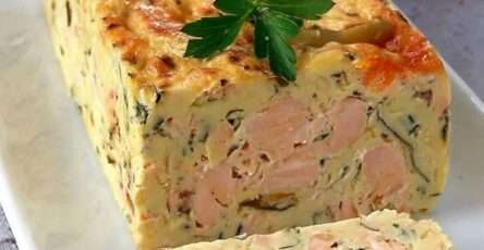 Tranches de terrine de poisson froide maison au saumon et poisson blanc, texture lisse et fondante, servies avec herbes fraîches et quartier de citron