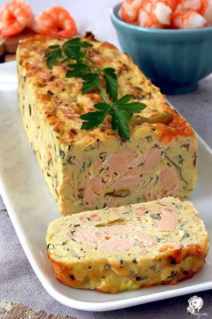 Tranches de terrine de poisson froide maison au saumon et poisson blanc, texture lisse et fondante, servies avec herbes fraîches et quartier de citron