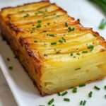 Gâteau invisible salé aux fines lamelles de pommes de terre et comté, intérieur fondant et dessus doré légèrement croustillant