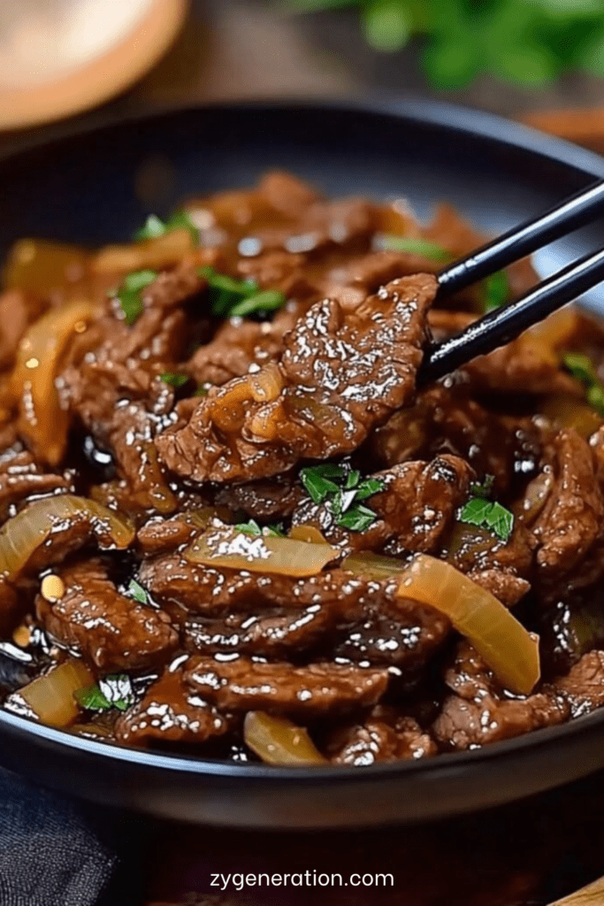 Bœuf sauté à l’oignon en fines lamelles, sauce soja brillante, oignons fondants et garniture d’oignons verts dans un wok