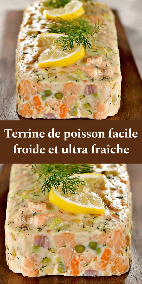 Terrine de poisson froide tranchée, texture fondante, parsemée d’aneth frais et servie avec des rondelles de citron et une sauce citronnée.