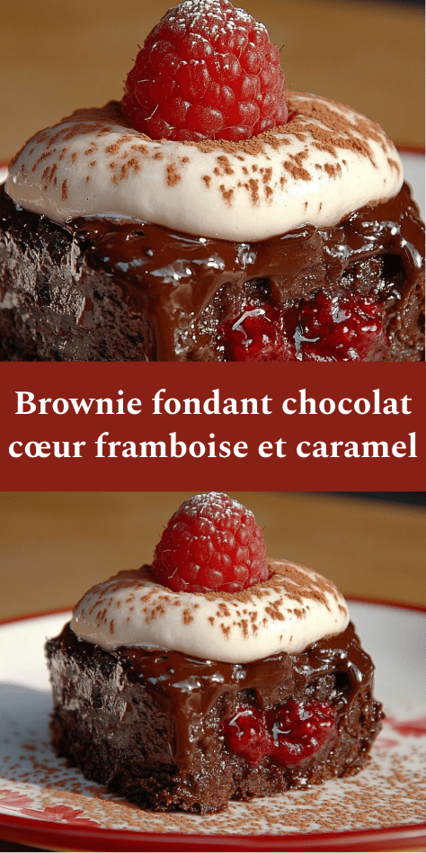 Brownie fondant au chocolat noir avec cœur coulant caramel et framboises fraîches, servi avec chantilly maison et cacao saupoudré