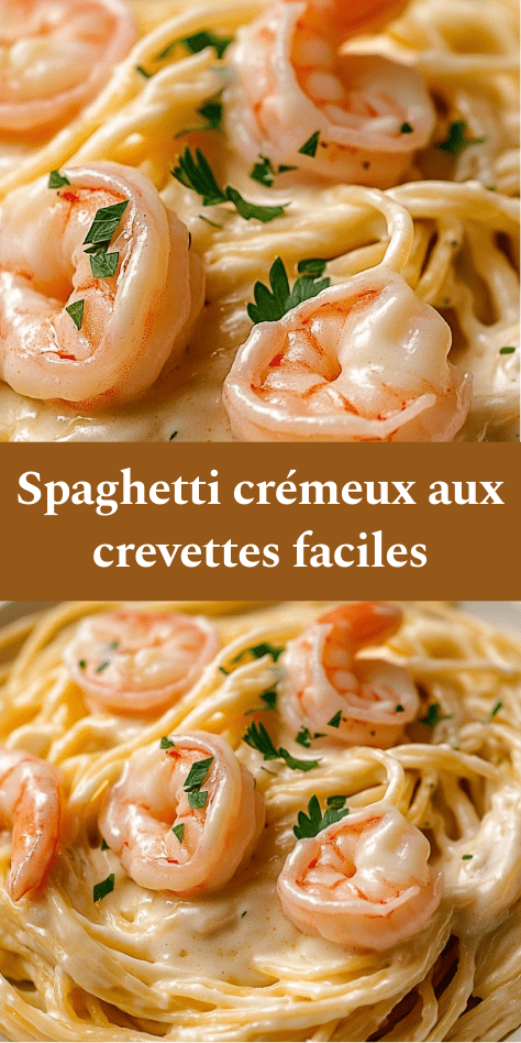 Spaghetti crémeux nappés de sauce crémeuse au parmesan avec des crevettes dorées et du persil frais, servis chauds dans une assiette.