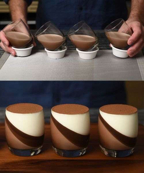 Verrines de panna cotta au chocolat noir, texture lisse et brillante, saupoudrées de cacao, servies bien froides avec effet incliné.