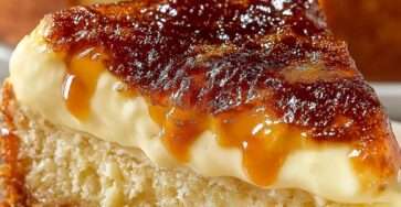 Crème brûlée cake maison dans un moule rond, gâteau moelleux recouvert d’une crème vanillée lisse et d’une croûte caramel dorée et craquante.