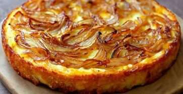 Gâteau salé moelleux aux oignons dorés et fromage fondu, coupé en parts, mie fondante, servi tiède sur une planche avec salade.