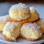 Petits cookies cheesecake au citron avec base biscuitée dorée, crème fondante au fromage frais et finition à la noix de coco râpée.