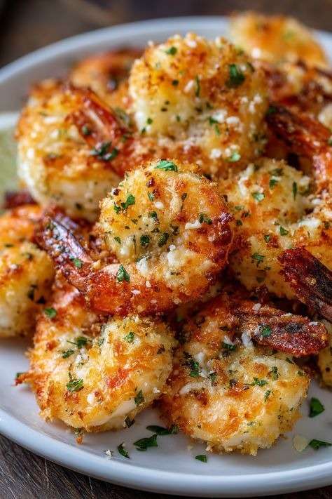 Crevettes croustillantes à l’air fryer enrobées d’ail et de parmesan, dorées et garnies de persil frais avec un filet de citron.