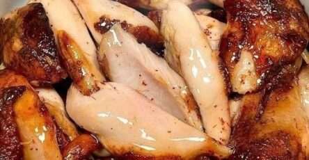 Morceaux de poulet caramélisé au miel et à l’ail nappés d’une sauce brillante et servis avec persil frais.