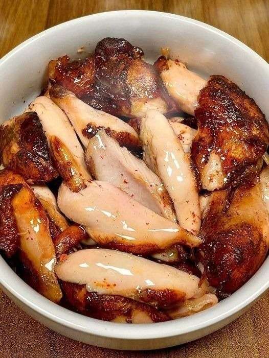 Morceaux de poulet caramélisé au miel et à l’ail nappés d’une sauce brillante et servis avec persil frais.