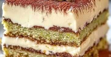 tiramisu à la pistache crémeux avec couche de mascarpone à la pistache, biscuits imbibés de café et pistaches concassées sur le dessus