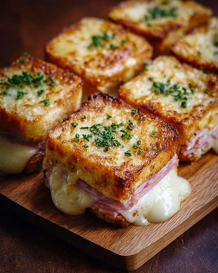 petits croques croustillants au jambon et fromage dorés à la poêle avec persil frais