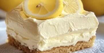 dessert fondant citron mascarpone avec base biscuitée et crème citronnée onctueuse décorée de rondelles de citron