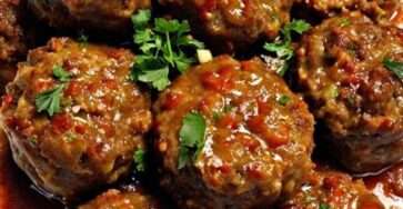 Boulettes de viande nappées de sauce tomate épicée, servies chaudes avec persil frais et sauce onctueuse.