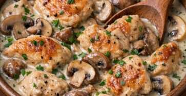 Ragoût de poulet crémeux aux champignons servi chaud, avec morceaux de poulet tendres, sauce onctueuse, champignons et persil frais.