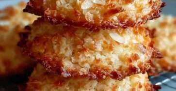 Biscuits coco allégés, dorés et légèrement croustillants, texture moelleuse à l’intérieur, présentés sur une plaque avec une apparence artisanale.